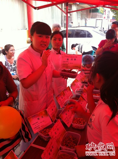 這是什么一，那又是什么？小腦袋不停的在思索，而小手和小鼻子也沒閑著，時(shí)不時(shí)地摸一摸、聞一聞！