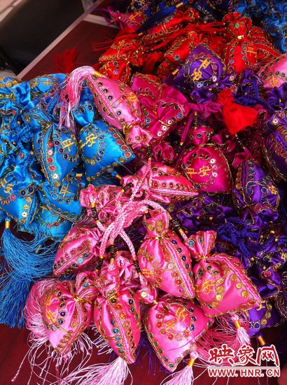 孩子們的好奇心得以大大的滿足，接下來就要裝香囊啦，你看，五顏六色的香囊多漂亮！