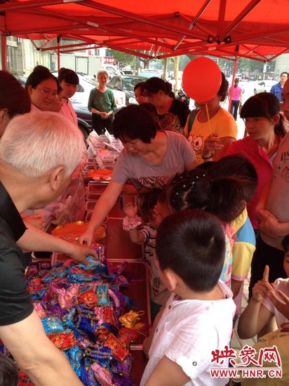 中醫(yī)館裝備了防蚊蟲、預(yù)防手足口等四個(gè)藥方，并把這些藥磨成粗粉，每個(gè)孩子把不同藥方粉裝如香囊?guī)Щ丶? complete=