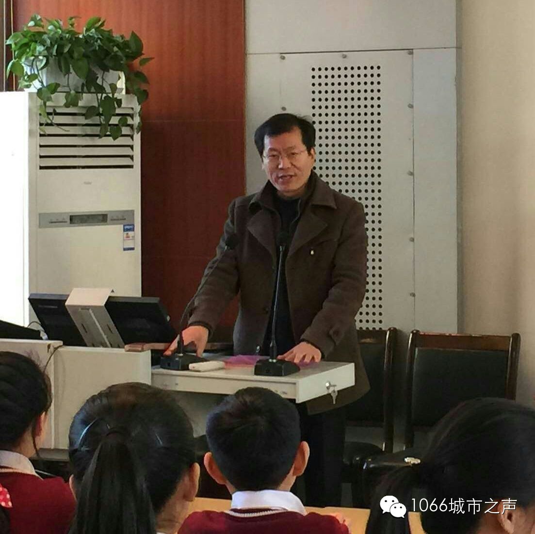 雙方領(lǐng)導(dǎo)講話，同學(xué)們聽得都好認(rèn)真??！