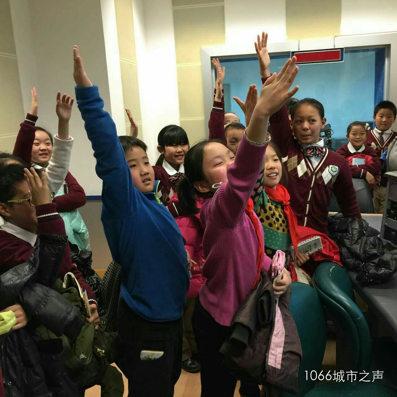 第一次體驗(yàn)話筒前的感覺，同學(xué)們爭先恐后！