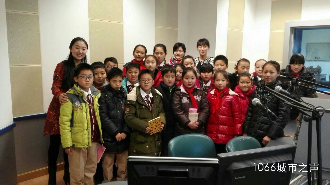 跟電臺(tái)的主持人和老師們的大合影！真是難忘的一天??！