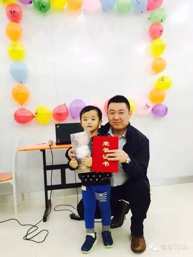 我是小小銀行家，來跟行長合個影哦