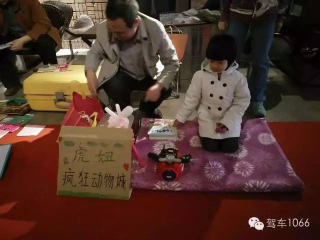 這位小老板的攤位擺的有模有樣的，不過旁邊這位酷爸怎么這么眼熟？