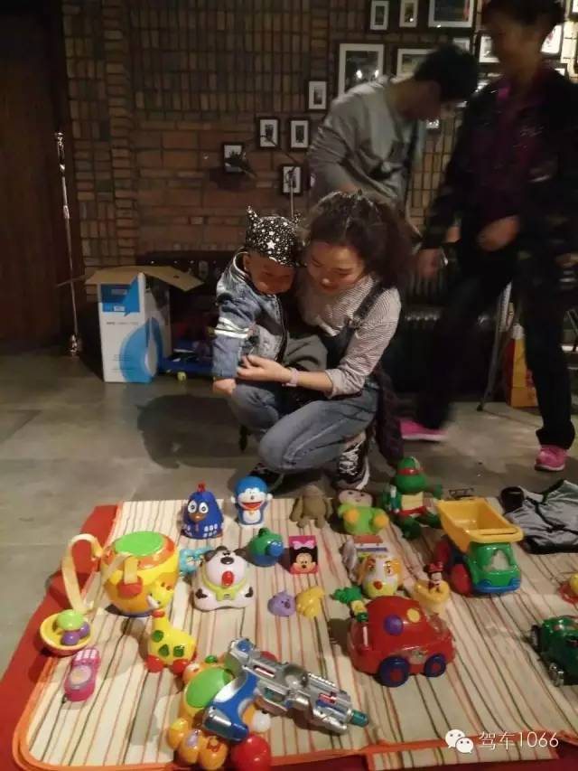 本次活動最小的小老板，最后放大招了，玩具隨便拿，這壕情也沒sei了！