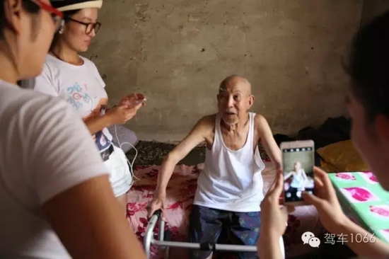 老兵老兵，你的勛章呢，國家給你的那個？