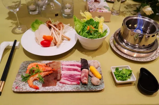 精致的小火鍋，用的是綠色燃料——乙醇。