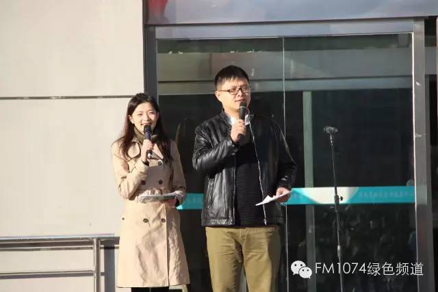 主持人肖震、陳藝主持活動