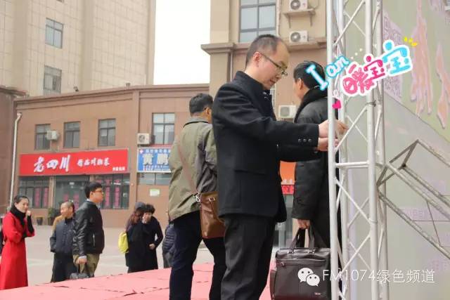 寒江副總監(jiān)親力親為，事無巨細(xì)。偶像真是暖暖惹人愛呢！