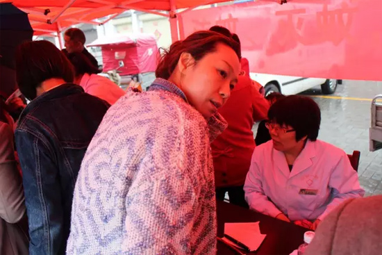 了解到有老人看病不方便，河南電臺(tái)1074綠色頻道活動(dòng)小組欒老師將醫(yī)生請(qǐng)到老人身邊，親自為她診斷。