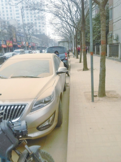馬路灰頭土臉，停在路邊的車(chē)也蒙塵。