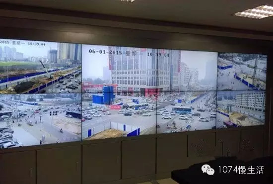 通過(guò)監(jiān)控人員操控“電子眼”調(diào)整焦距，可以看到整個(gè)工地全景