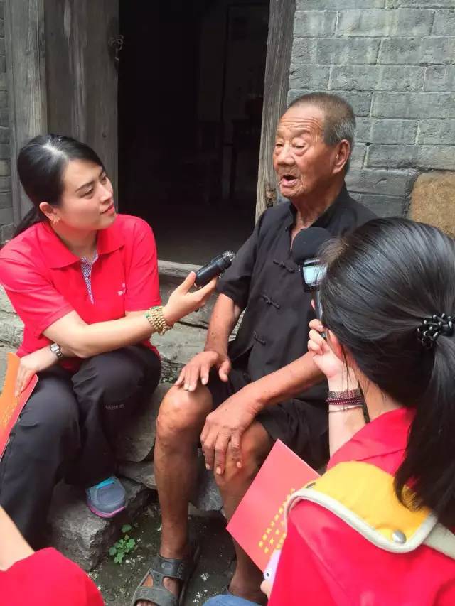 84歲的李隨義老人說起當(dāng)年皮定均帶領(lǐng)的八路軍進村護民，十分動容