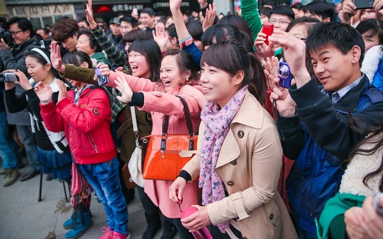 現(xiàn)場(chǎng)熱情的粉絲