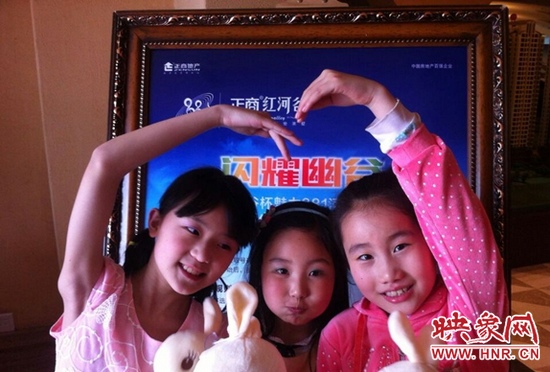 我們和兔寶寶一起賣個萌，比比誰更可愛