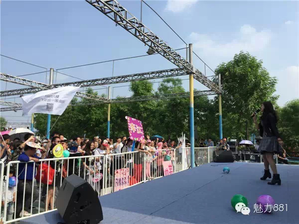 輕輕躍起、優(yōu)美身段，新聞小姐李江