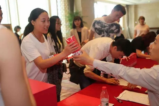 沒想到現(xiàn)場(chǎng)簽到如此火爆