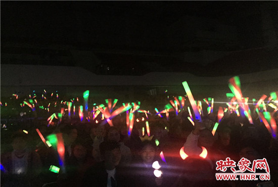 當(dāng)晚現(xiàn)場約2500個座位全場爆滿，還有全國各地歌迷會趕來的歌迷們。