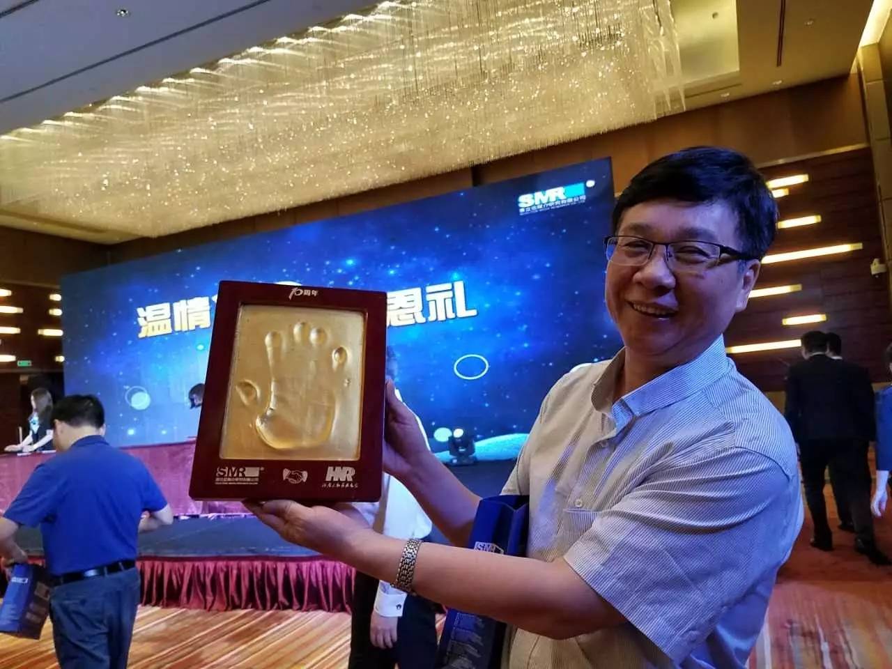 河南電臺副總編輯，宣傳協調中心主任高鐵軍先生代表河南廣播電視臺為慶賀賽立信成立20周年送上“手印”圖