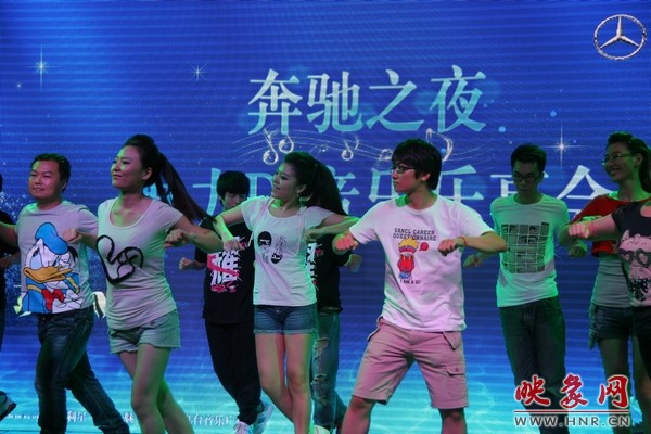 熱情洋溢的開場(chǎng)舞，DJ們?nèi)硇耐度? complete=