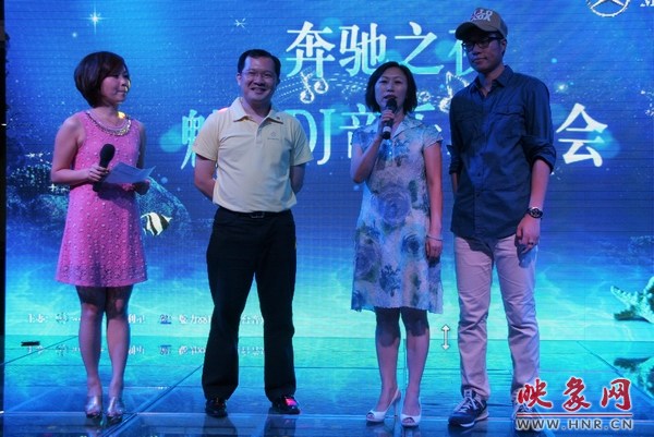 魅力881總監(jiān)李仙芝（右二）現(xiàn)場(chǎng)送出大獎(jiǎng)