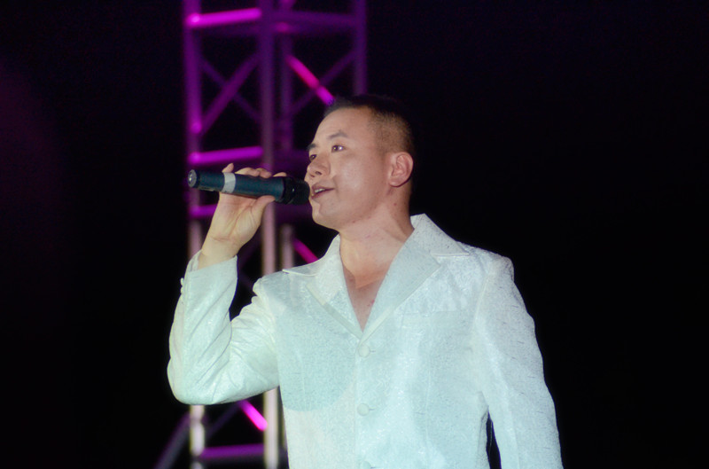 魅力881河南音樂廣播 《新聞連珠炮》新聞先生 凱文 演唱曲目：《愛你一萬(wàn)年》