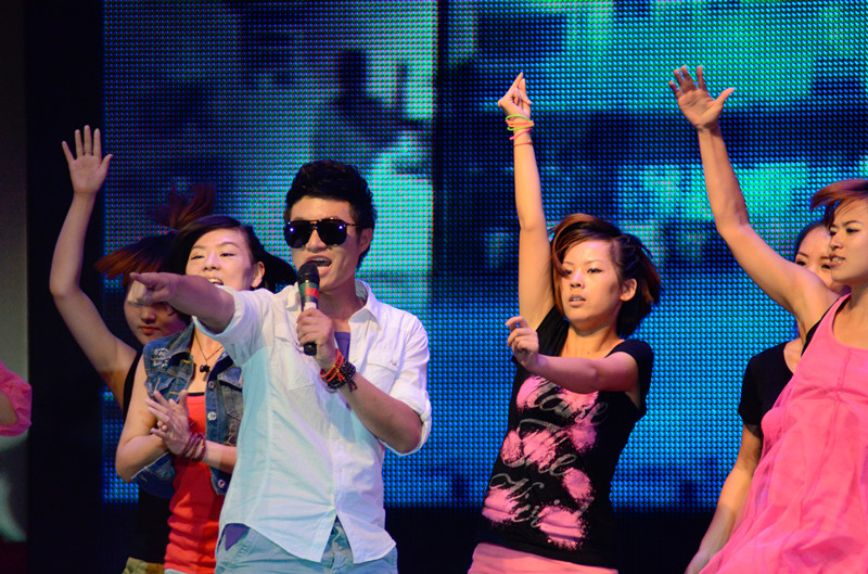 嗨！《我們一起聽歌吧》魅力881河南音樂廣播 DJ帥天 演唱曲目：《找自己》 帥呀！！