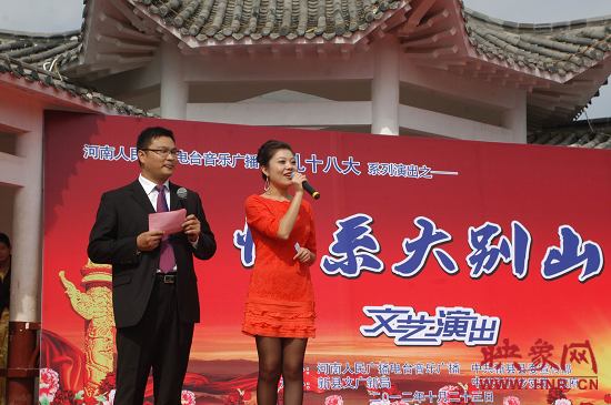 演出現(xiàn)場主持人向老人們表達(dá)節(jié)日的問候。