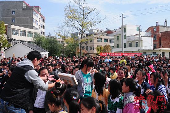 演出現(xiàn)場觀眾積極參與、氣氛熱烈。