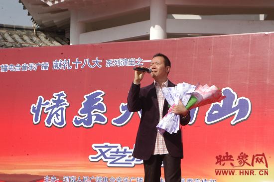 魅力881主持人、新聞先生凱文在演唱