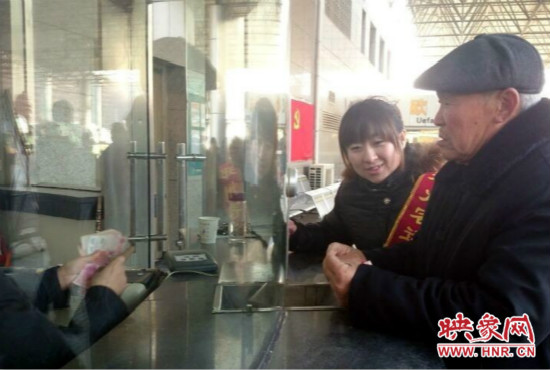 在陳思蕊的積極幫助下，老人順利的買到了發(fā)往合肥的5張車票。