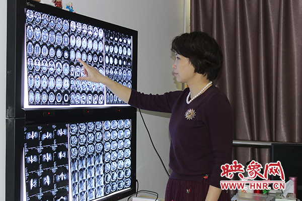 在觀(guān)片燈前為患者解決疑難雜癥是王梅云工作的日常