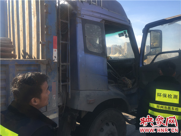 機(jī)動(dòng)車污染監(jiān)察支隊(duì)正在檢測大貨車尾氣排放指數(shù)