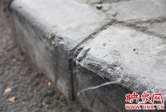 車道邊上的臺階，滿是電動車摔下碰撞的痕跡