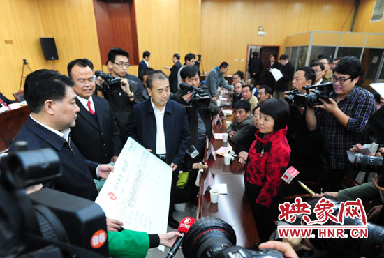 最高人民法院執(zhí)行局局長劉貴祥、河南省高級人民法院院長張立勇親手為申請執(zhí)行人員發(fā)放執(zhí)行款