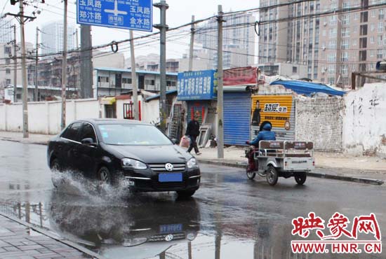 機(jī)動(dòng)車路過，濺起一米多高的水花