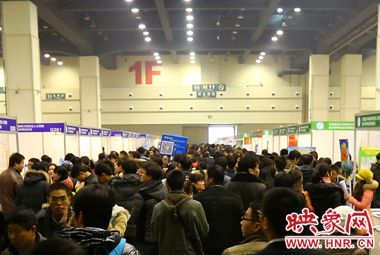 招聘大廳內(nèi)人潮涌動