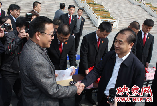 在新密市法院，省高院院長張立勇為拍得轎車的陳先生發(fā)放車鑰匙。