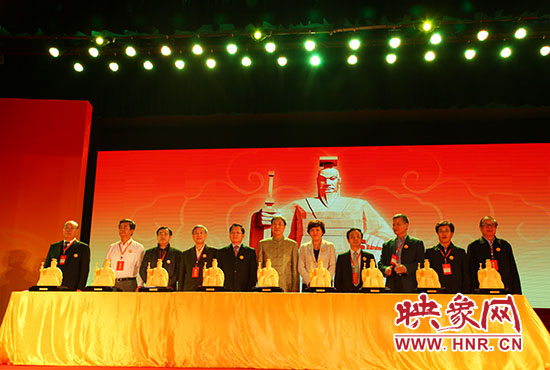 與會嘉賓一起見證歷史、啟動論壇