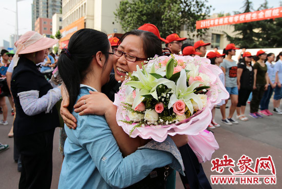 考試結(jié)束，考生與家長(zhǎng)深情的擁抱