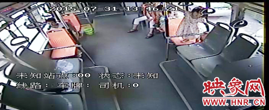 家長放任小孩在車廂內(nèi)玩耍，甚至站到座椅上。