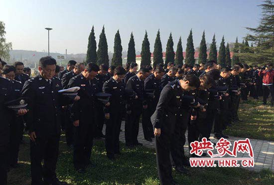 把哀思化詩行 鄭州警方清明前夕祭奠公安英烈 把哀思化詩行 鄭州警方清明前夕祭奠公安英烈