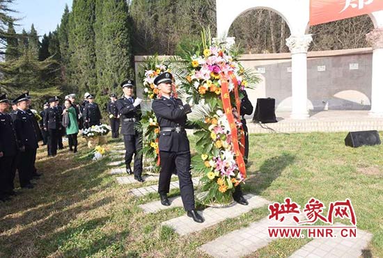 把哀思化詩行 鄭州警方清明前夕祭奠公安英烈 把哀思化詩行 鄭州警方清明前夕祭奠公安英烈