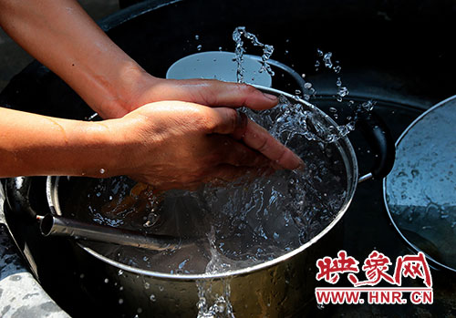 洗碗洗菜對于雙眼失明的張國敬來說，需要比常人花上更多的時間。