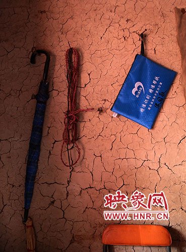 精準扶貧的暖心服務(wù)袋，被張國敬掛在上墻最醒目的位置。