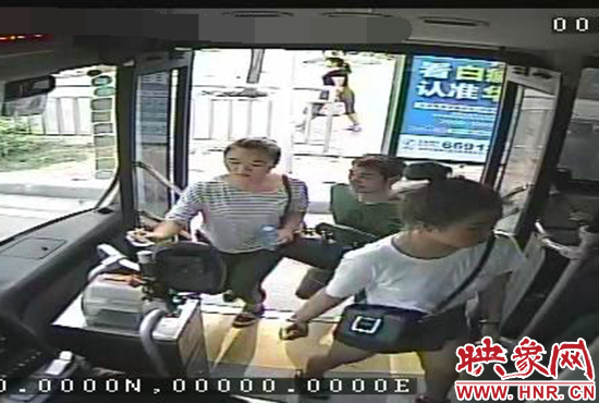 監(jiān)控顯示，竊賊偷女孩手機(jī)，公交車(chē)長(zhǎng)幫忙要回手機(jī)。