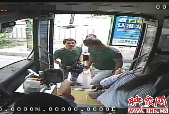 監(jiān)控顯示，竊賊偷女孩手機(jī)，公交車(chē)長(zhǎng)幫忙要回手機(jī)。