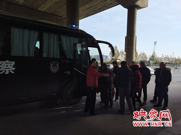 警方調(diào)來車輛，將超載人員轉(zhuǎn)運走