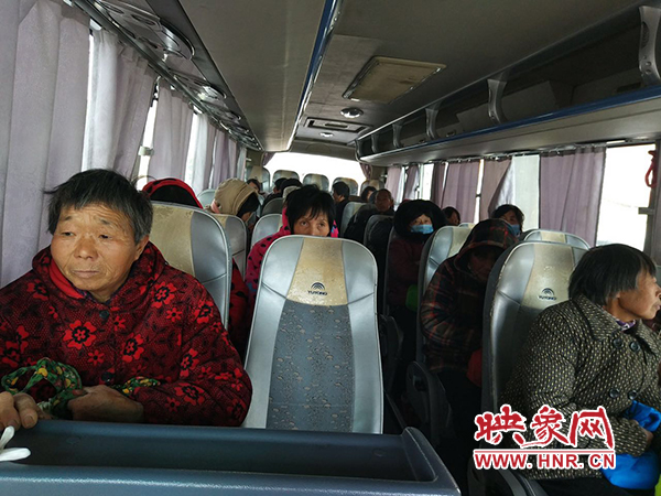 警方調(diào)來車輛，將超載人員轉(zhuǎn)運走