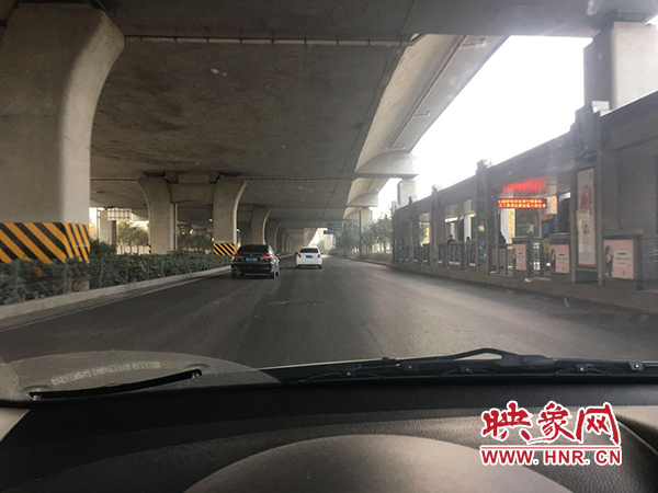 限行首日，三環(huán)橋上橋下，車(chē)輛不多，交通狀況良好。